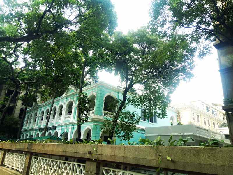 墙面找平施工现场，工人使用激光水平仪测量墙面平整度，确保符合国家标准，提升后续装修效果。