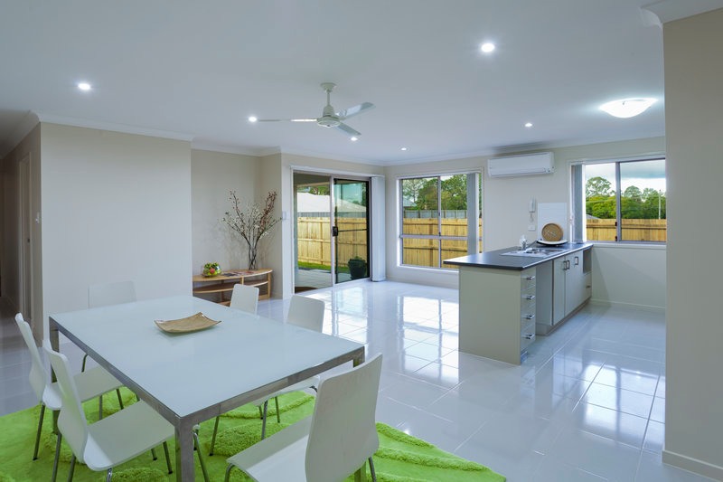 客厅实木地板铺设效果图，展示自然纹理与温馨氛围，体现2024年家居设计趋势与环保理念