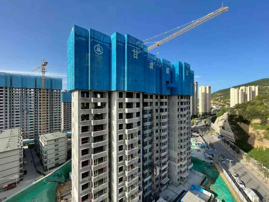 甘肃省建设投资：泾川世纪花园E2区一标段全力冲刺项目建设目标(图1)