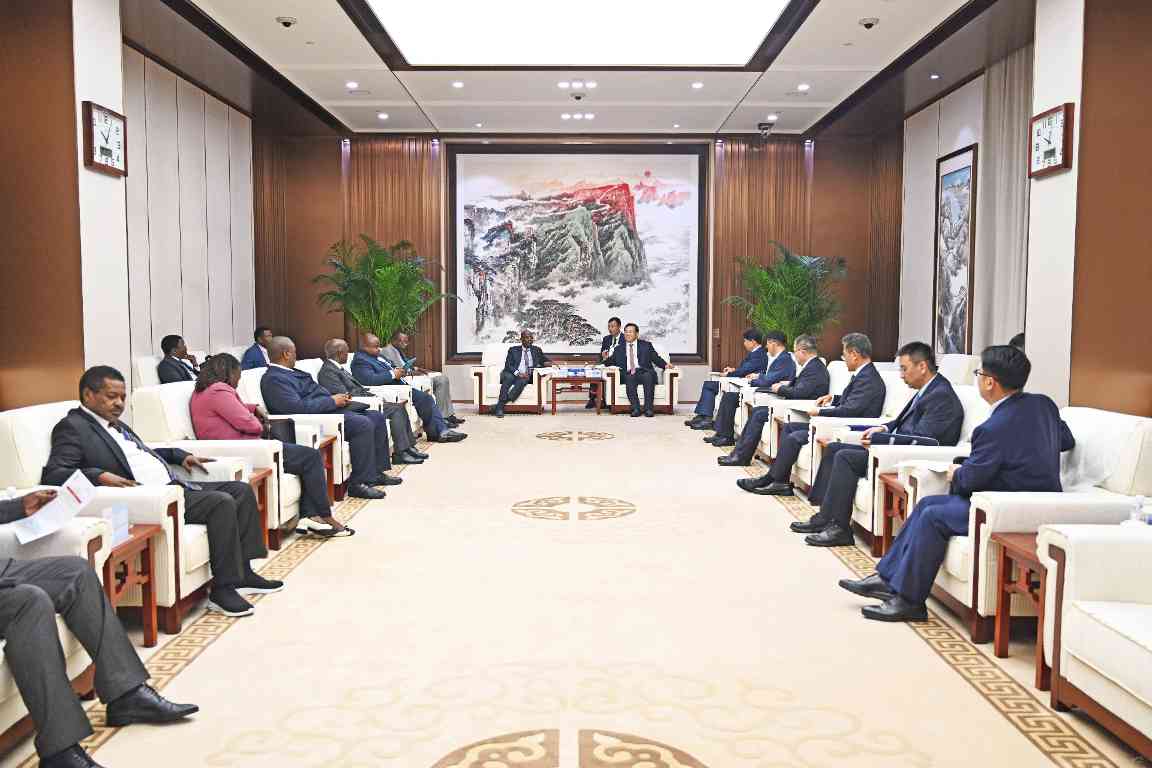 中国铁建董事长戴和根与坦桑尼亚交通部长姆巴拉瓦举行会谈:共同推进坦赞铁路激活项目(图1) 中国铁建董事长戴和根与坦桑尼亚交通部长姆巴拉瓦举行会谈:共同推进坦赞铁路激活项目(图1)