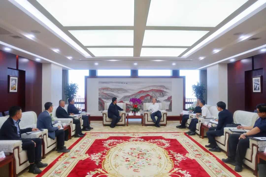 中国建材总经理常张利会见泾源县委书记宋亚俊一行(图1) 中国建材总经理常张利会见泾源县委书记宋亚俊一行(图1)