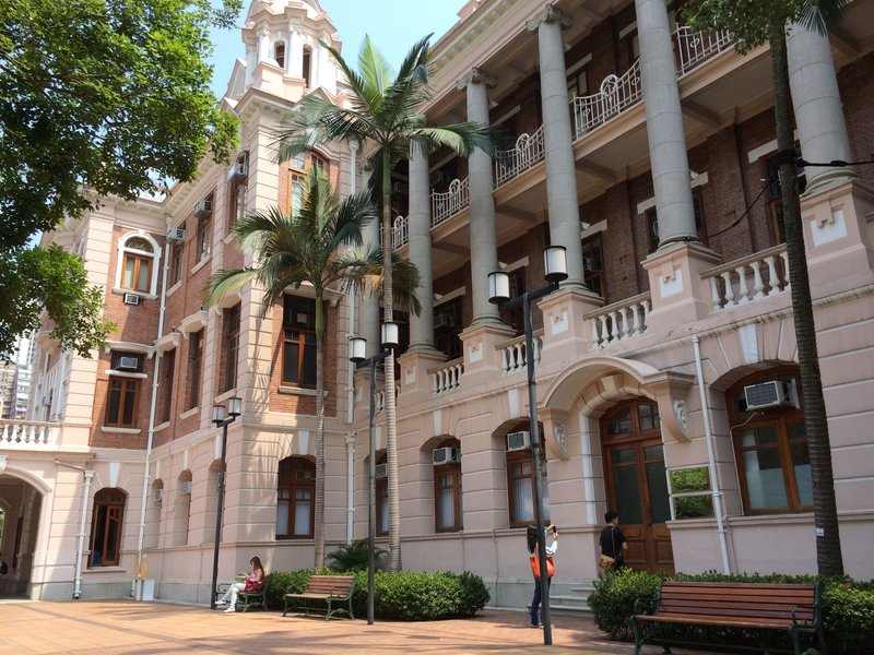 贴壁纸前需处理墙面吗？旧墙面贴壁纸如何处理